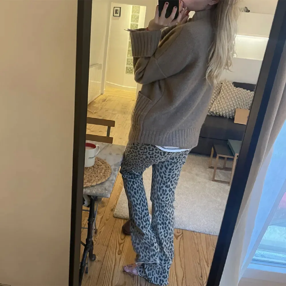 Sååå snygga leopard jeans som bara är sjuukt najs, as långa, stretchiga, och perfeekta festbyxorna eller bara roligare jeans!!🖤🖤Köpa dyrt här i paris!!! Inga defekter. Jeans & Byxor.