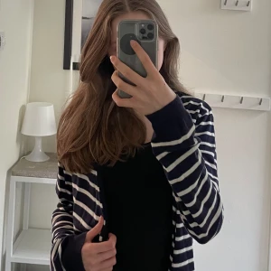 Randig kofta - En superfin randig kofta i fint skick från hm. Är i storlek 158/164 men funkar som xs.