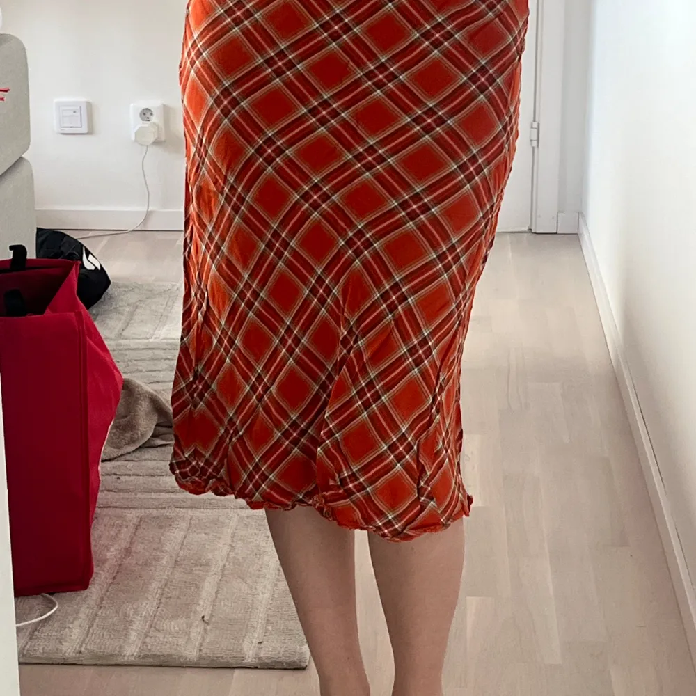 En jättesöt kjol som passar perfekt till sommaren, passar både m och s i storlek . Kjolar.