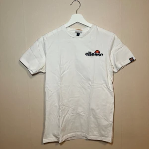 T-shirt - Säljer t-shirts och pike, de alla är storlek S och kan även säljas billigare i köp av flera. Finns att hämta i Stockholm eller uppsala med. 