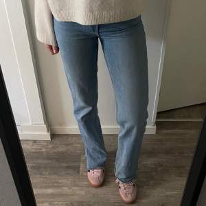 Weekday jeans i modellen ”Rowe”! Raka och högmidjade🤍 köpare betalar frakten! (Jag på bilden är ca 170cm lång för storleksreferens)