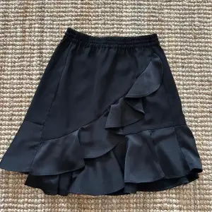 Säljer nu min fina kjol från Little Remix. Använd men bra skick. Köparen står för frakten!🖤