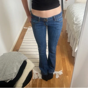 Lågmidjade jeans  - Säljer dessa jätte lågmidjade jeans som är köpa här på plick! De var inte min stil riktigt och de är använda endast en gång i skolan! 🥰 Jätte bra skick. 