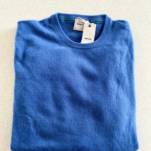Cashmere Wool/Lana Blue shirt  - Säljer oanvänd cashmere ull tröja som är tillverkad i italien. Storlekar finns