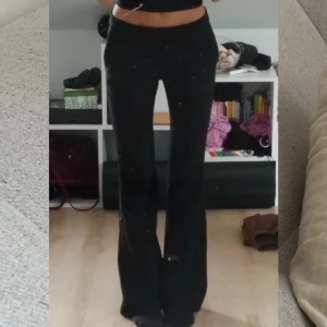kostymbyxor  - köpta på vinted men tyvärr lite för små annars superfina (första bilden är lånad)😩 halva sömmen längst ner på vänstra benet har gått upp men det går att sy igen väldigt enkelt💖lågmidja 
