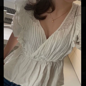 Blus  - Jättefin blus från JDY. Storlek M men passar mig som brukar ha S/XS. 💞🌸