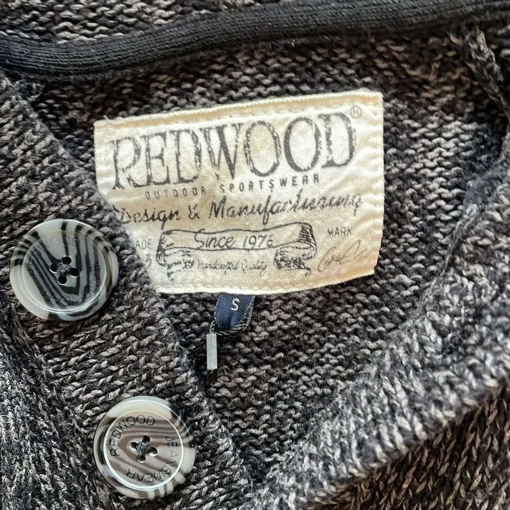 Hoodie med knappar från redwood i storlek S. Hoodies.