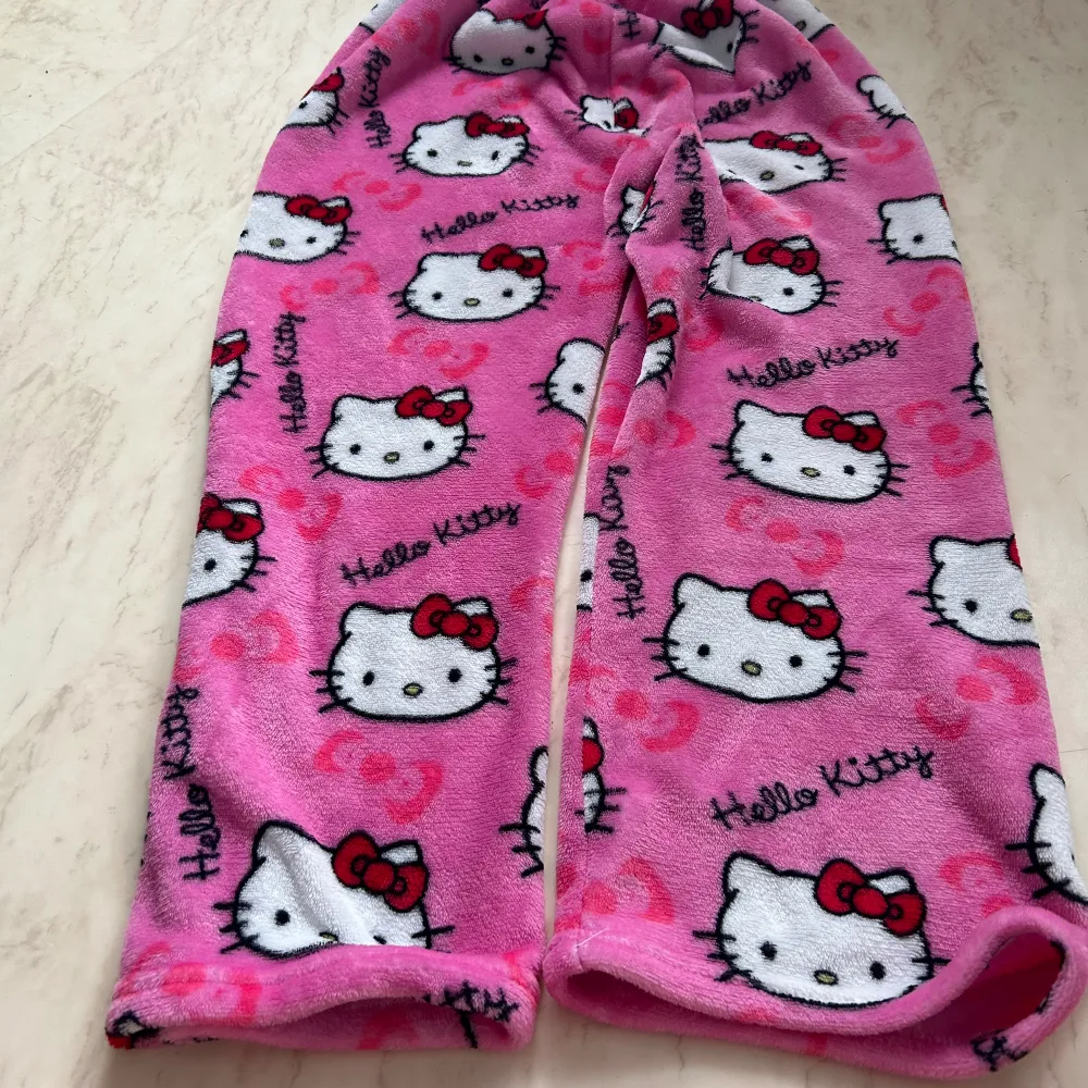  Hello Kitty pants very good condition barely worn I am 172 cm is a size M. Jeans & Byxor.