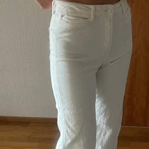 Vita culotte högmidjade jeans, storlek 42. 