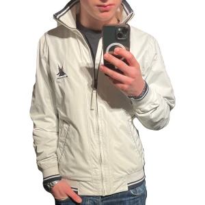 Helly Hansen vindjacka - Skit fräsch vit seglarjacka/vindjacka från Helly Hansen i storlek s. Riktigt bra skick utan några som helst defekter. Bra alternativ till en väst nu på våren o mot sommarn.
