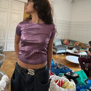 vintage baby tee - fin glittrig topp, perfekt festtop! 💕Har använt en gång, men nu är den för liten, önskade dock att den fortfarande passade! 