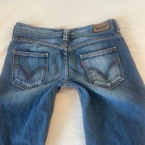 Trendiga levis jeans som är lågmidjade och bootcut, älskar vintage färgen på dem😍😍 (sista bilden är lånade men de är exakt samma modell) köpa för över 1000kr