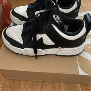 Nike dunk low disrupt black/white. Använda en del men rengör såklart vid köp 😊köpt för 1900 kr på soldout.dk 