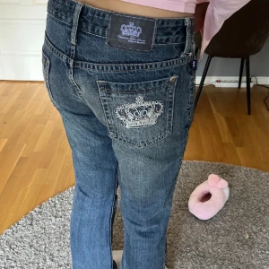 Victoria Beckham jeans - Säljer mina Victoria Beckham jeans köpta här på plick. Innerbenslängd 78, midjemått 40. Hör av dig vid intresse  💕