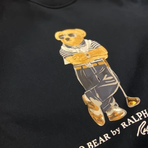 Ralph lauren  -  En helt ny Ralph Lauren tröja som aldrig är använd, riktigt schyst material och är riktigt skön Original pris ligger runt 1999kr  Säljs nu för 950 kr