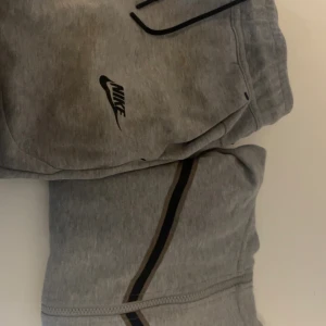 Nike teach set  - Ekta Nike tech set, den kostade 1,7k och säljer för 650. Den är i bra skick och har använt den. Storlek 158-162