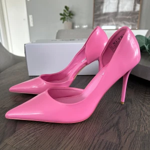 NA-KD klackar - Säljer mina helt oanvända klackar från NA-KD  (bara testat dom inomhus) samt att jag har kvar medföljande box Dom är i storlek 40🌸🌸 Tror att nypris låg på 499 men säljer för 300kr🤗frakt och pris kan diskuteras 💕