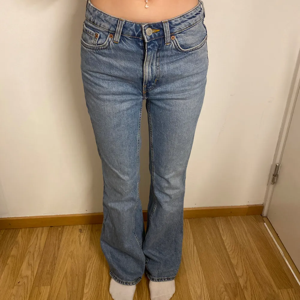 Mid waist jeans från Weekday i bra skick i storlek 24/30💕 modellen är 161 skriv för mer frågor💕. Jeans & Byxor.