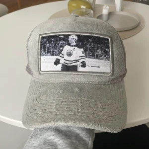 MCdavid keps - Köpte den förra året inte jätte mycket använd, skick 8/10 hör av dig om frågor eller något annat.