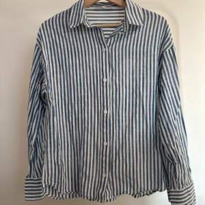 Vit/blå randig skjorta från pull and bear, använd 2 ggr. Storlek S