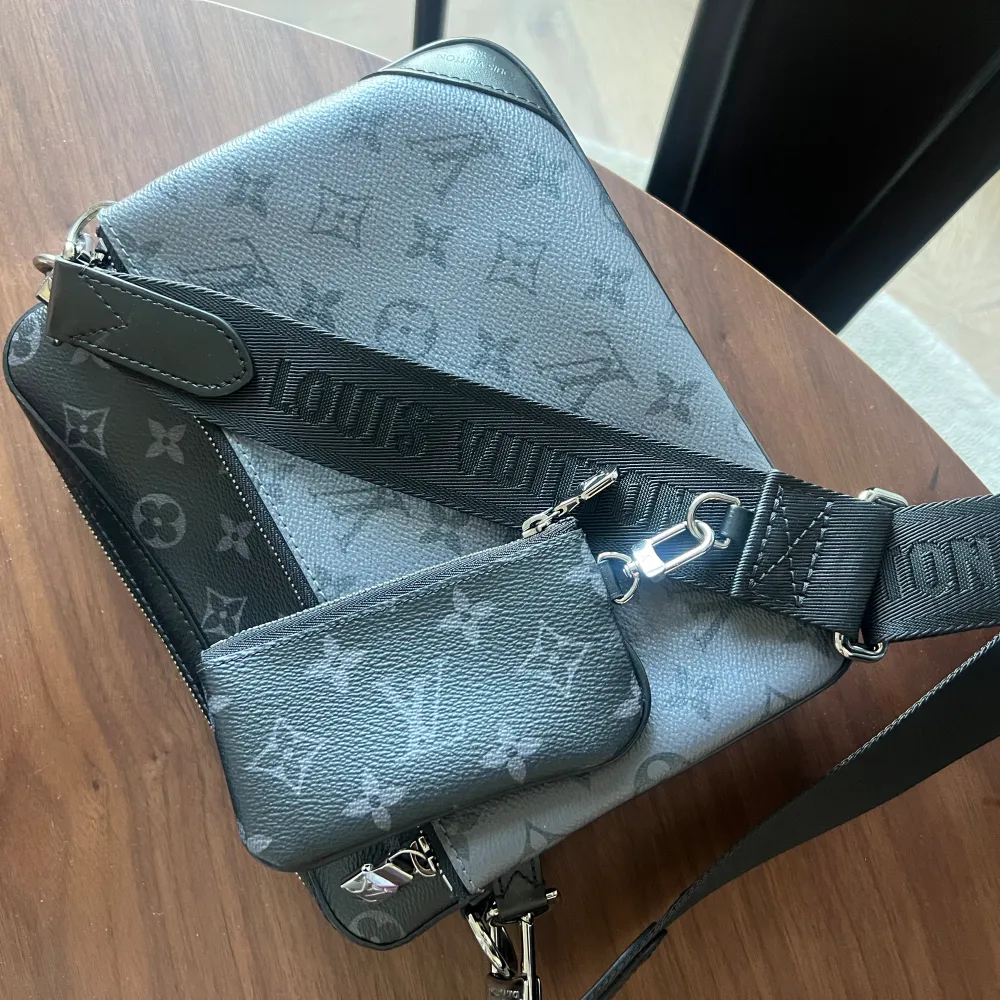 Louis Vuitton triple messenger väska i väldigt bra skick!  Kvitto finns så äkthetsbevis finns!  Inga flaws eller fläckar!  NYPRIS: 26.000kr. Väskor.