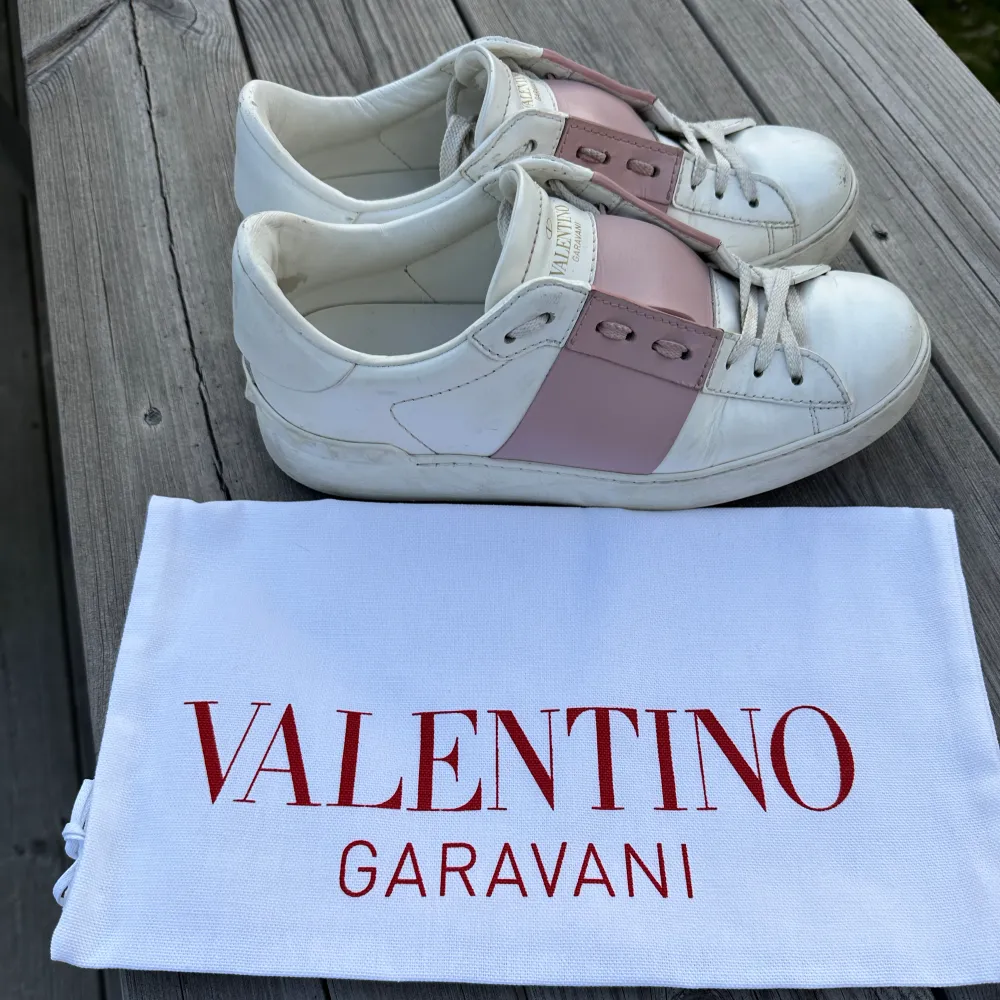 Valentino garavani skor med ljusrosa sträck över. Stl 37,5. Skicket är ganska bra då jag inte använt dem så mycket eftersom de är lite små. Men de har lite repor, se de två sista bilderna. Har tyvärr inget kvitto men dustbagen ingår!💕. Skor.