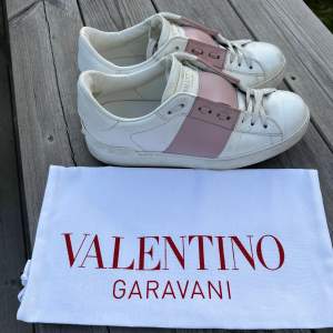 Valentino garavani skor med ljusrosa sträck över. Stl 37,5. Skicket är ganska bra då jag inte använt dem så mycket eftersom de är lite små. Men de har lite repor, se de två sista bilderna. Har tyvärr inget kvitto men dustbagen ingår!💕