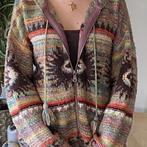 Kofta från Urban Outfitters  - Sjukt mysig kofta från Urban Outfitters, köptes för 700kr, varan finns inte kvar på hemsidan 🫶💐