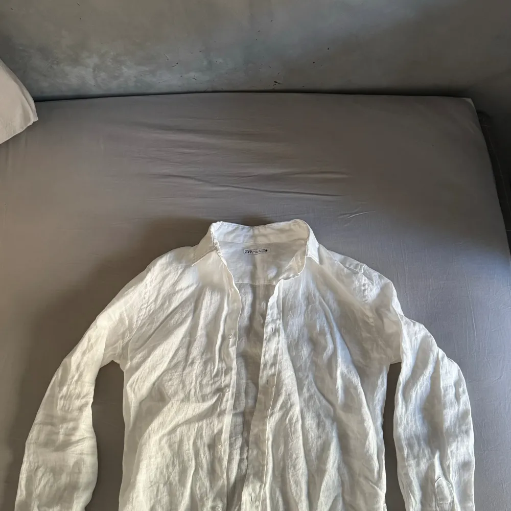 Riktig schysst linneskjorta från Zara knappt använd som ny skick, den är riktigt schysst och bra material  Nypris 549- mitt pris 279  Pris kan diskuteras!. Skjortor.