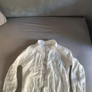 Riktig schysst linneskjorta från Zara knappt använd som ny skick, den är riktigt schysst och bra material  Nypris 549- mitt pris 279  Pris kan diskuteras!