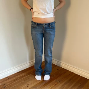 Lågmidjade Levis  - Midjemått( rätt över): 35cm  Inerbenslängd: 85cm   Köp dem via ”KÖP NU” eller Swish  Modellen är 170 cm, inga defekter 💕 