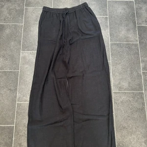 Linnebyxor  - Linnebyxor från NELLY. Säljer då jag köpt ett par nya🩷🩷 skriv i DM för fler bilder 