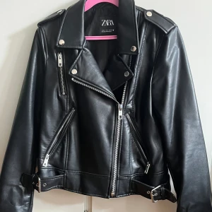 Skinnjacka - Super snygg skinnjacka från zara i storlek S. Nyskick, säljer då den inte kommit till användning.
