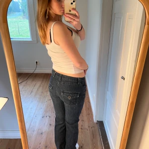 Mid jeans  - Midjemått( rätt över): 36cm  Inerbenslängd: 78cm   Köp dem via ”KÖP NU” eller Swish  Modellen är 168cm, inga defekter 💕