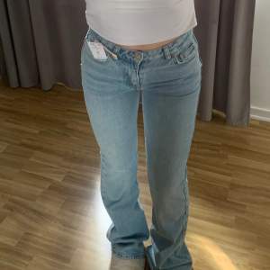 säljer slutsålda supersnygga low/mid waist bootcut jeans, prislappen är kvar på, tyvärr aldrig kommit till användning. kontakta vid frågor💗