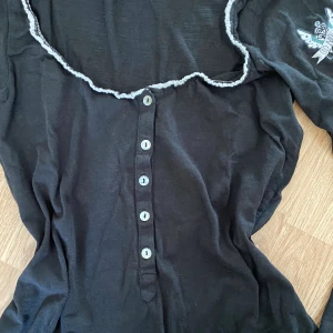 Svart odd Molly tröja - POSTAR INOM 24h, jättesnygg Molly odd tröja som inte används längre. Storlek S men passar även Xs/M väldig stretchig!!❣️