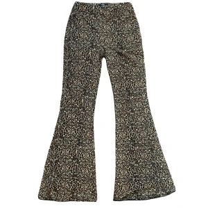 Vida leopard byxor - Leopardbyxor med skönt material som ej kommer till användning längre. Är 175 cm lång och skulle säga att de är långa på mig. (På sista bilden ser ni att de även är långa med plattå skor) Kontakta om du är intresserad eller har övriga frågor ❤️
