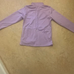 En fin lila tränings tröja för barn 💜 - Stolek 146-152 tränings tröja säljer för 30kr