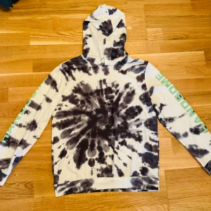 Vit hoodie  - Vit hoodie bra skick använd enstaka gånger. För mer information och bilder kontakta mig. 