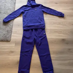 Air Jordan tracksuit andvänd max 2 gånger. Strl 163-175, fint skick Ny pris 1000kr säljer för 350kr