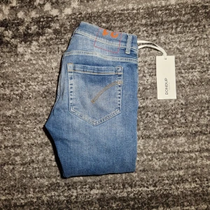 Dondup Jeans  - Tjena! Säljer ett par riktigt schyssta dondup jeans i modellen George. Skicket på jeansen är 9.5/10. Har du några frågor eller funderingar så hör av dig // IC_RESELL 