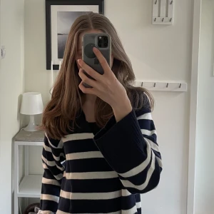 Stickad tröja - En fin tröja från Gina Tricot i superbra skick! Använd bara några få gånger. Originalpris 399 kr.