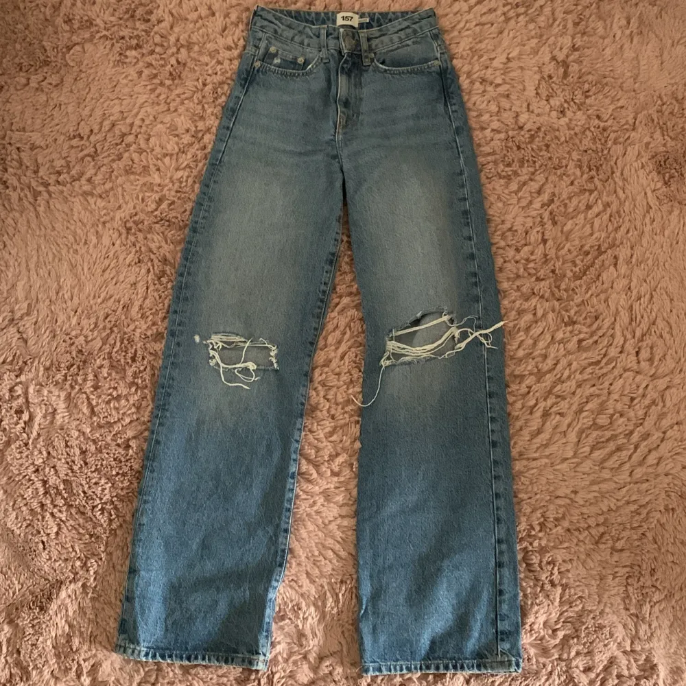 Blå jeans med hål på knäna från lager 157 - säljer då de aldrig har kommit till användning så skicket är i nyskick. Hör av er vid minsta lilla fråga eller fler bilder, pris kan diskuteras🩷. Jeans & Byxor.