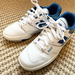 New Balance 550 - New Balance 550, strl 37. Nästan nyskick, använda ett par ggr, fel strl. 