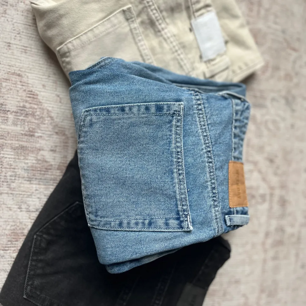 jeans med extra hög midja och raka ben Den här populära modellen har klassisk passform och passar till de flesta typer av skor. Finns i 3 färger!  blå, beige, svart! Alla i nyskick!  100kr/st eller göra en bra deal: alla 3  för 250kr! . Jeans & Byxor.