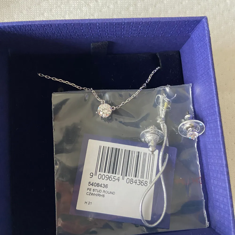Aldrig använt smyckesset i presentask från swarovski med örhängen och matchande halsband. Nypris: 1700 kr. Säljer för: 650 kr. Accessoarer.