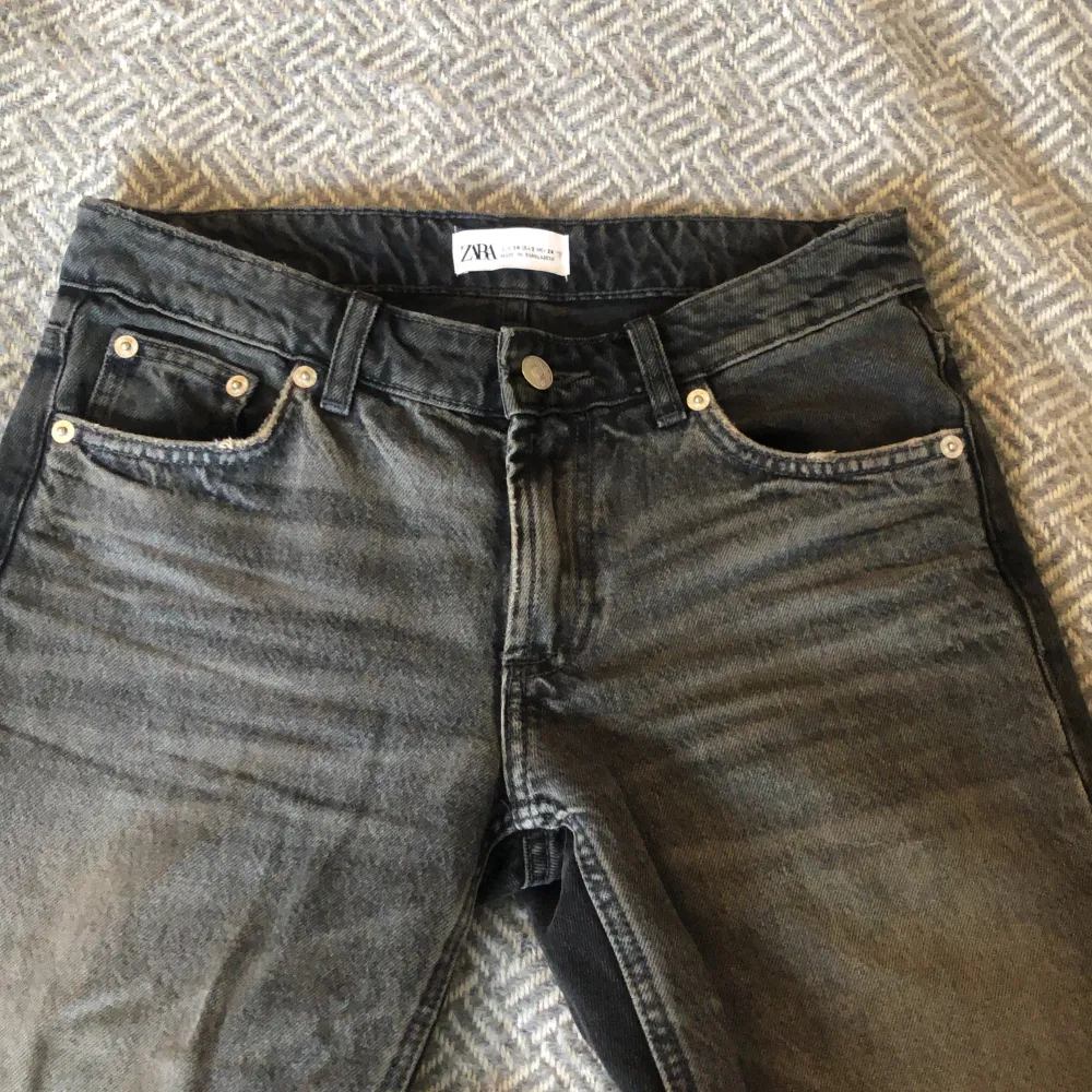 Jätte snygga jeans med ljusare färg fram och lite mörkare där bak! Storlek 34. Nästan helt oanvända i jätte bra skick😊. Jeans & Byxor.