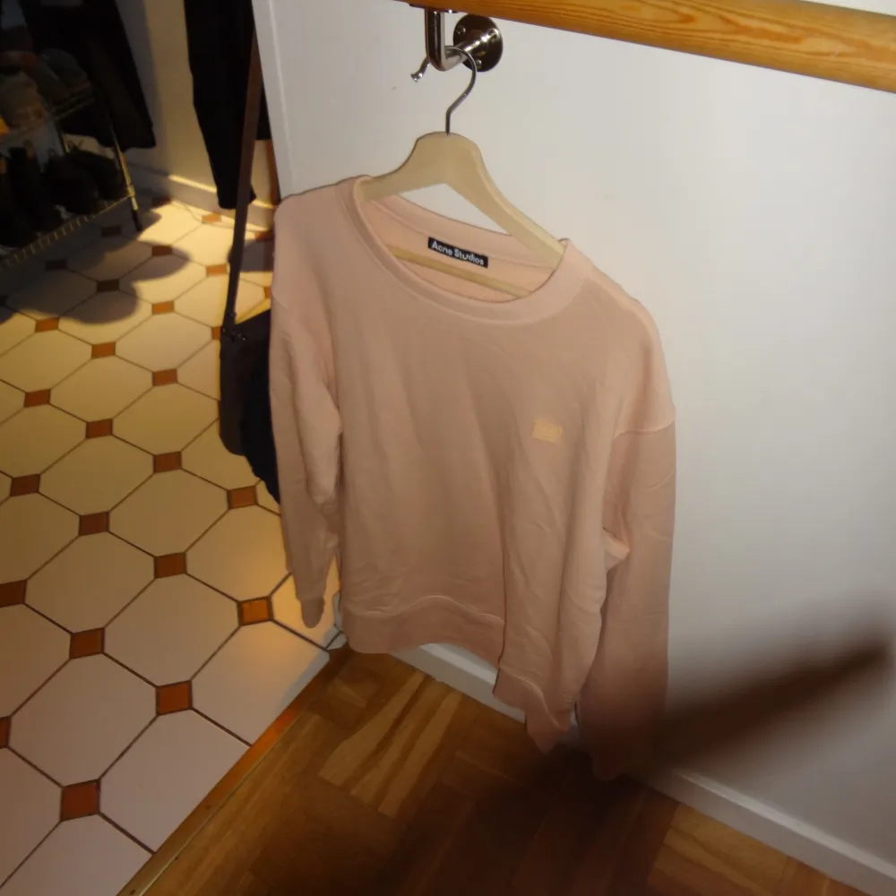 Jättefin sweater i Acne-rosa. Strl M och passar för både dam och herr. Kan inte minnas att den använts någon gång.. Hoodies.