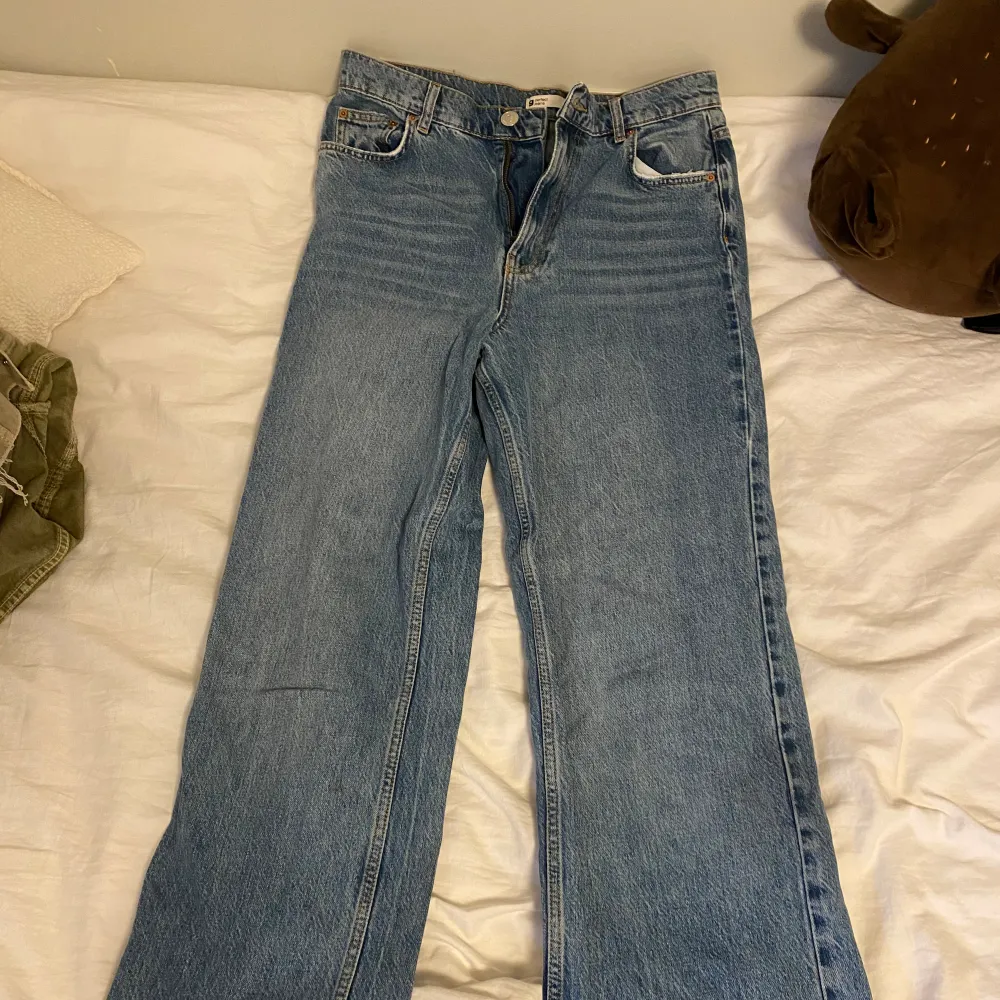 Säljer dessa jeans från Gina tricot i storlek 38 då de ej kommer till användning längre! Perfekt i längden för mig som är 173 och de är i bra skick. Har knappt används💗. Jeans & Byxor.