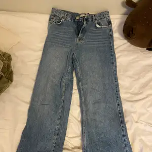 Säljer dessa jeans från Gina tricot i storlek 38 då de ej kommer till användning längre! Perfekt i längden för mig som är 173 och de är i bra skick. Har knappt används💗